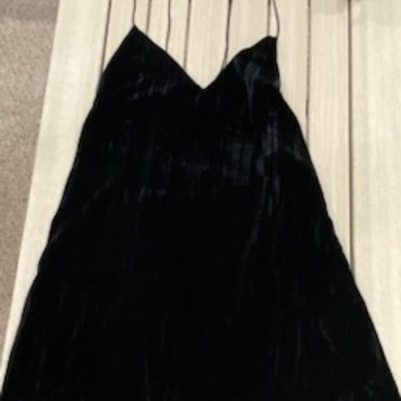 NWT—Olivaceous Black Velvet Spaghetti Strap V-Neck Mini Dress, sz M - Picture 5 of 6
